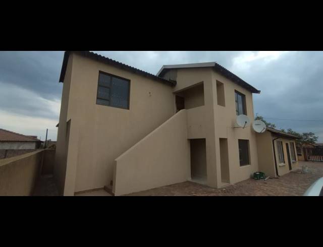 6 BEDROOM APARTMENT FOR SALE IN PROTEA GLEN
